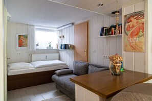 1 bedroom, bed sheets