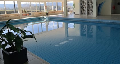 Sunny, modern apartment with swimming pool, sauna, W-lan, Feldberg view
