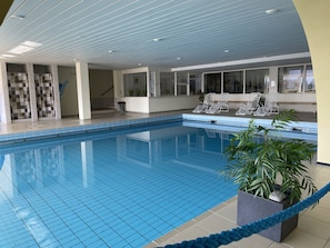 Innendørsbasseng