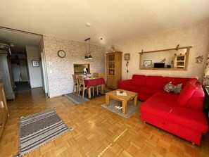 TV, bordtennis, bøker og stereoanlegg