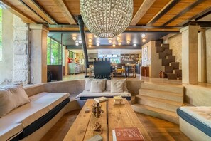 Älytelevisio, takka, kirjoja, tietokoneen näyttö