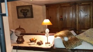 A cozy room with a bed, a lamp, a small table with a basket of fruits, and a picture on the wall. - Light-flooded country house with WiFi connection * Last minute offer * (La Orotava)