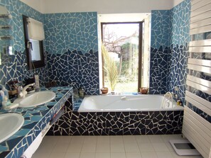 Bathtub, hair dryer, towels