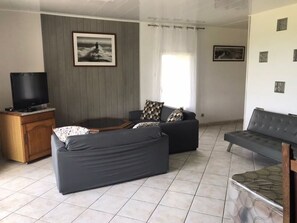 TV, DVD player, books, stereo