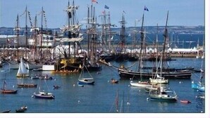 Un port où de nombreux voiliers sont amarrés à différents quais.