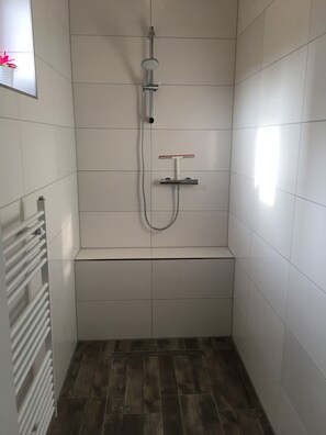 Dusche, Haartrockner, Handtücher