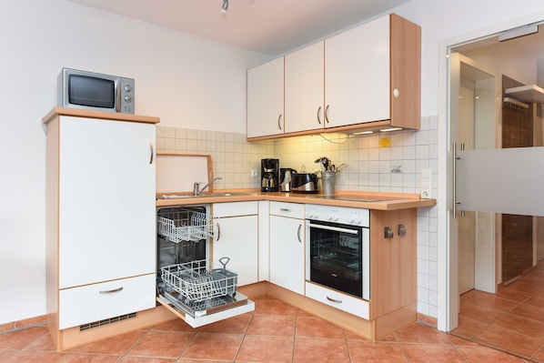 Kühlschrank, Mikrowelle, Ofen, Geschirrspüler