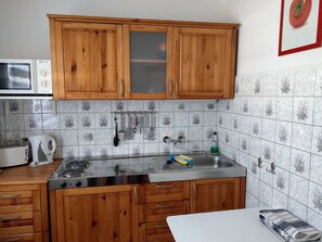 KĂŒhlschrank, Mikrowelle, Hochstuhl