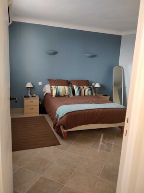 4 bedrooms, desk, iron/ironing board, free WiFi