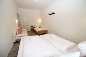 3 bedrooms, free WiFi, bed sheets - 3 rooms, up to 9 persons, luxurious furnishings, "orchid" (Berlin)