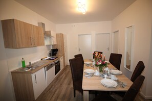 Fridge, oven, stovetop, dishwasher - 3 rooms, up to 9 persons, luxurious furnishings, "orchid" (Berlin)