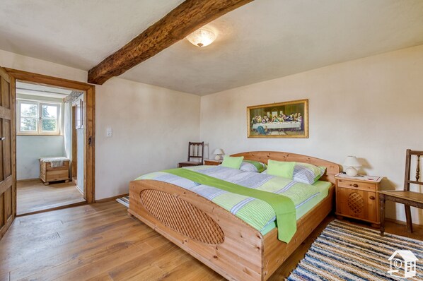 2 bedrooms, travel cot, free WiFi, bed sheets