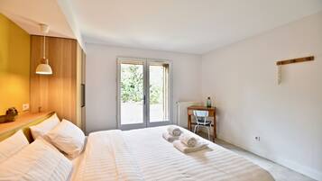 6 bedrooms, iron/ironing board, WiFi, bed sheets