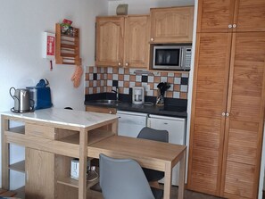 Cafetière/bouilloire, réfrigérateur, micro-ondes, plaque de cuisson