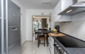 Réfrigérateur, surface de cuisson, lave-vaisselle, cafetière-théière