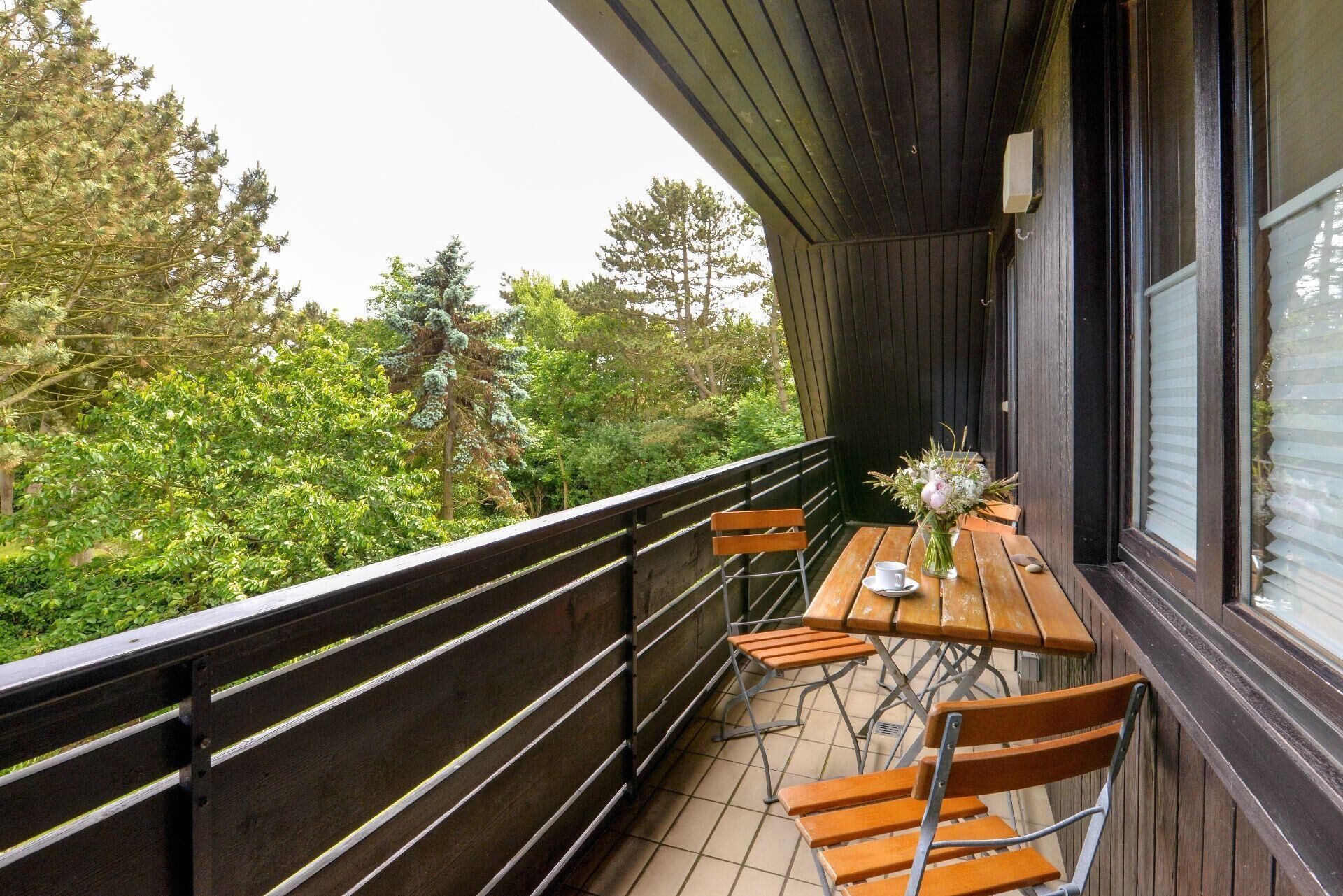 Balkon mit Blick über den Garten
