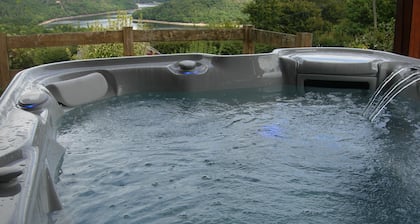 Gran chalet con jacuzzi y vista al lago.