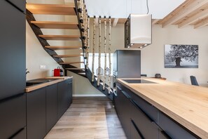 ثلاجة، ميكروويف، فرن، موقد طهي مسطح