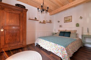 3 chambres, bureau, fer et planche à repasser, lit de bébé portatif