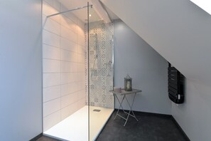 Dusche, Haartrockner, Handtücher
