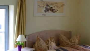 1 bedroom, desk, WiFi, bed sheets