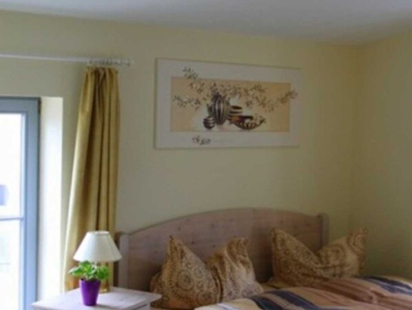 1 bedroom, desk, WiFi, bed sheets