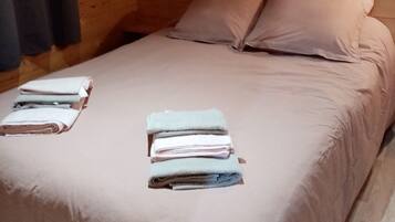 1 slaapkamer, een strijkplank/strijkijzer, gratis wifi, beddengoed