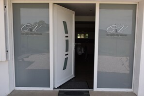 Outdoor dining - Gîte with private swimming pool heated to 30°C all year round, 15 min from Alsace (Coinches)