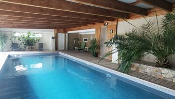 Een binnenzwembad en een verwarmd zwembad