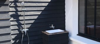 Small fisherman's house in the town center, 2 minutes' walk from the port and the beach.