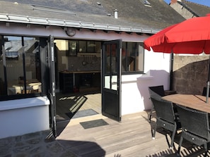 Outdoor dining - Small fisherman's house in the town center, 2 minutes' walk from the port and the beach. (La Turballe)