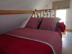 1 chambre, système d’insonorisation, fer et planche à repasser