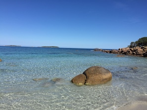 En la playa, sillas reclinables de playa