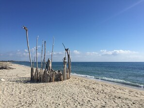 En la playa, sillas reclinables de playa