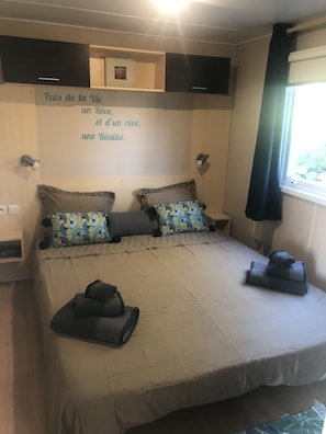 2 habitaciones, tabla de planchar con plancha y cuna de viaje 