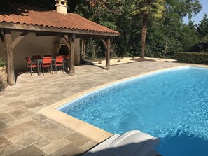 Alberca climatizada y camastros