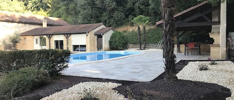 Et oppvarmet basseng og solsenger