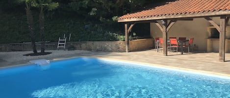 Piscine chauffée, chaises longues