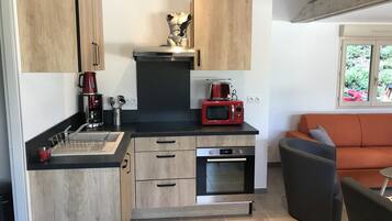 Een koelkast, een microgolfoven, een oven, een kookplaat