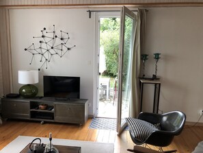 Smart TV, fireplace, books, stereo