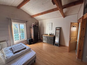 3 makuuhuonetta, työpöytä, silitysrauta/-lauta, ilmainen Wi-Fi