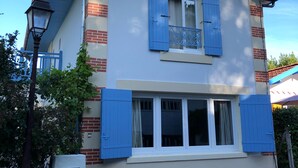 A two-story building with a flat roof, blue shutters, and a small balcony. - House Ville d'Hiver, Arcachon center - 2 bedrooms - Parquet (Arcachon)