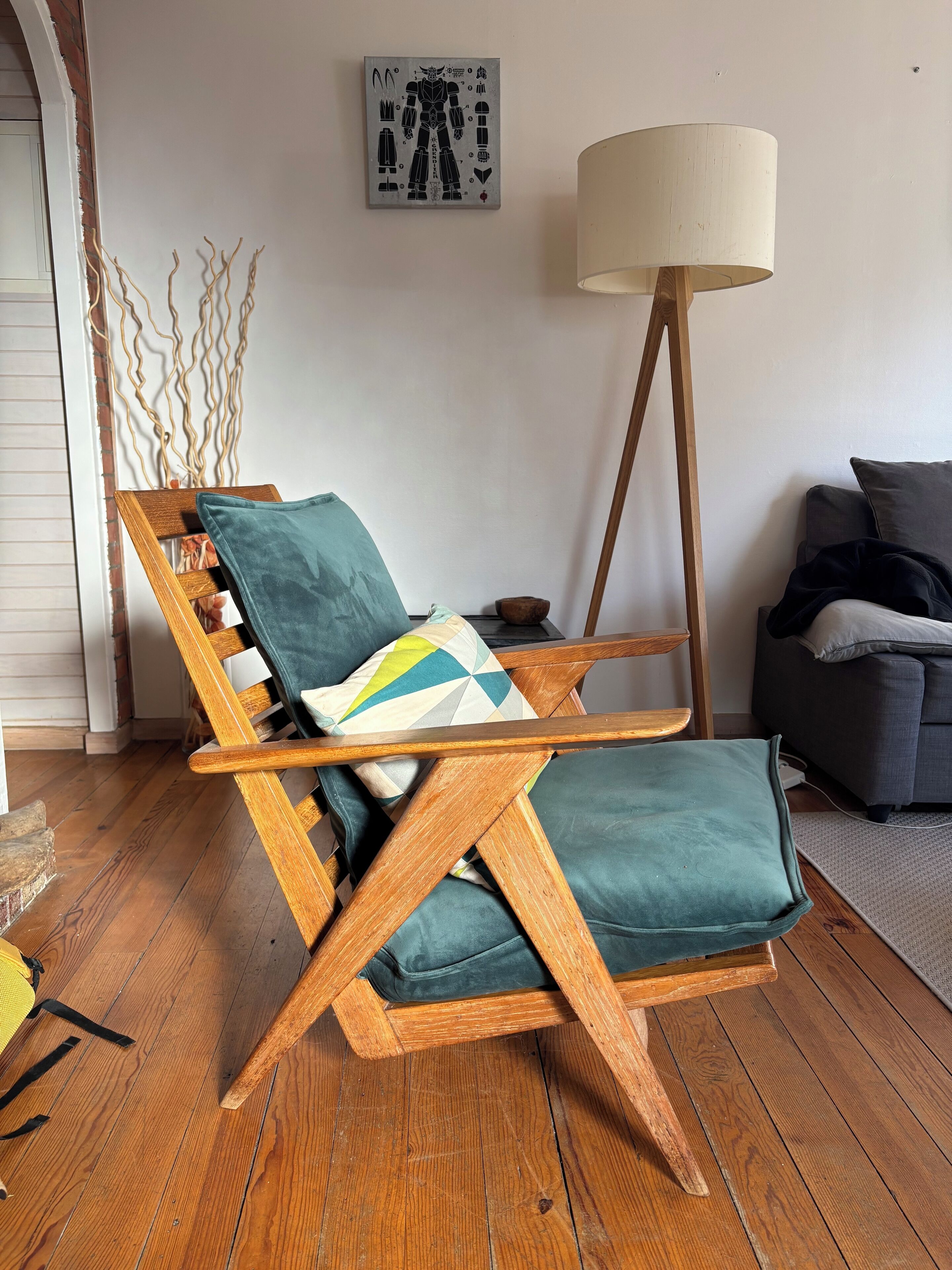 Smart TV, fireplace, books, stereo