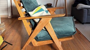 A wooden lounge chair with teal cushions, a floor lamp, and a framed artwork on the wall. - House Ville d'Hiver, Arcachon center - 2 bedrooms - Parquet (Arcachon)
