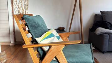 Smart TV, fireplace, books, stereo