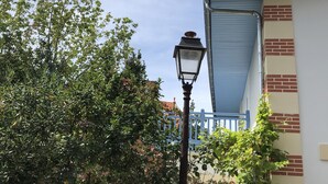 A street lamp, a building with a blue roof, and dense foliage. - House Ville d'Hiver, Arcachon center - 2 bedrooms - Parquet (Arcachon)