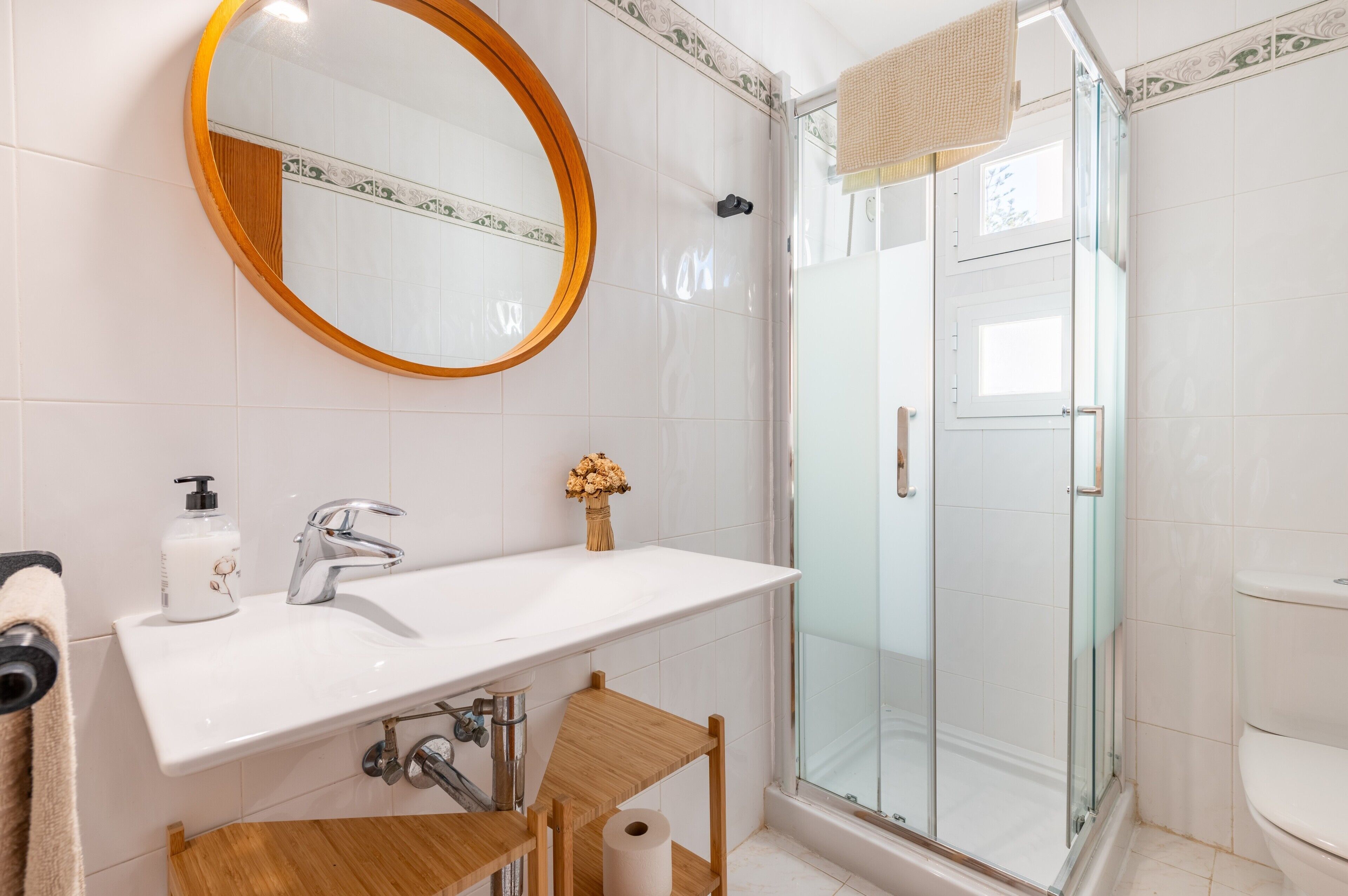 Bathtub, free toiletries, hair dryer, towels
