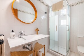 Baignoire, articles de toilette gratuits, sĂšche-cheveux