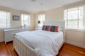 4 makuuhuonetta, silitysrauta/-lauta, ilmainen Wi-Fi, vuodevaatteet