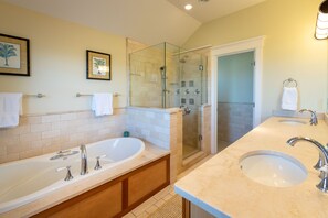 Combined shower/tub, jetted tub, hair dryer, towels - Immaculate & Updated 4BR - steps to Town and Beach. (Nantucket)